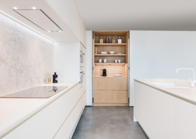 Keuken modern, greeploos, model Nano, kleur wit / Fineer eik puur
