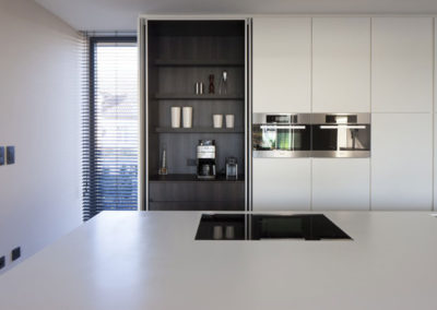 Keuken modern, greeploos met koffiehoek - inschuifdeuren