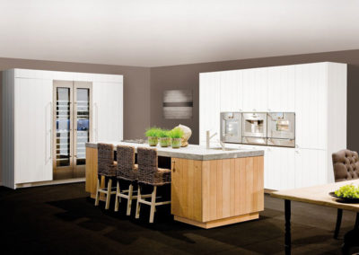 Keuken landelijk, model Dali, poederlak wit en model Kansas, massief hout lintzaag