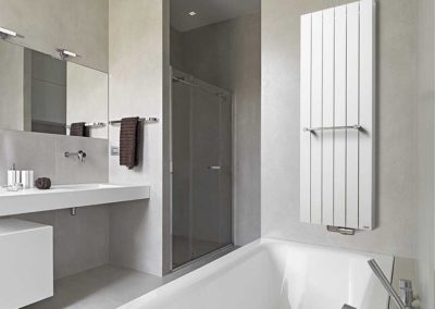 bagno moderno con vasca e box doccia in muratura
