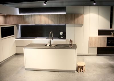 Keuken modern, greeploos - model Edition mat lak en model Top, mammoet eik