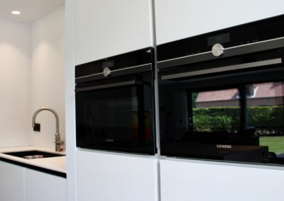Keuken modern, greeploos, deuren in Fenix supermat