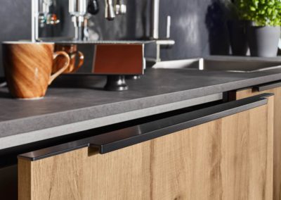 keuken in betonlook met hout accenten